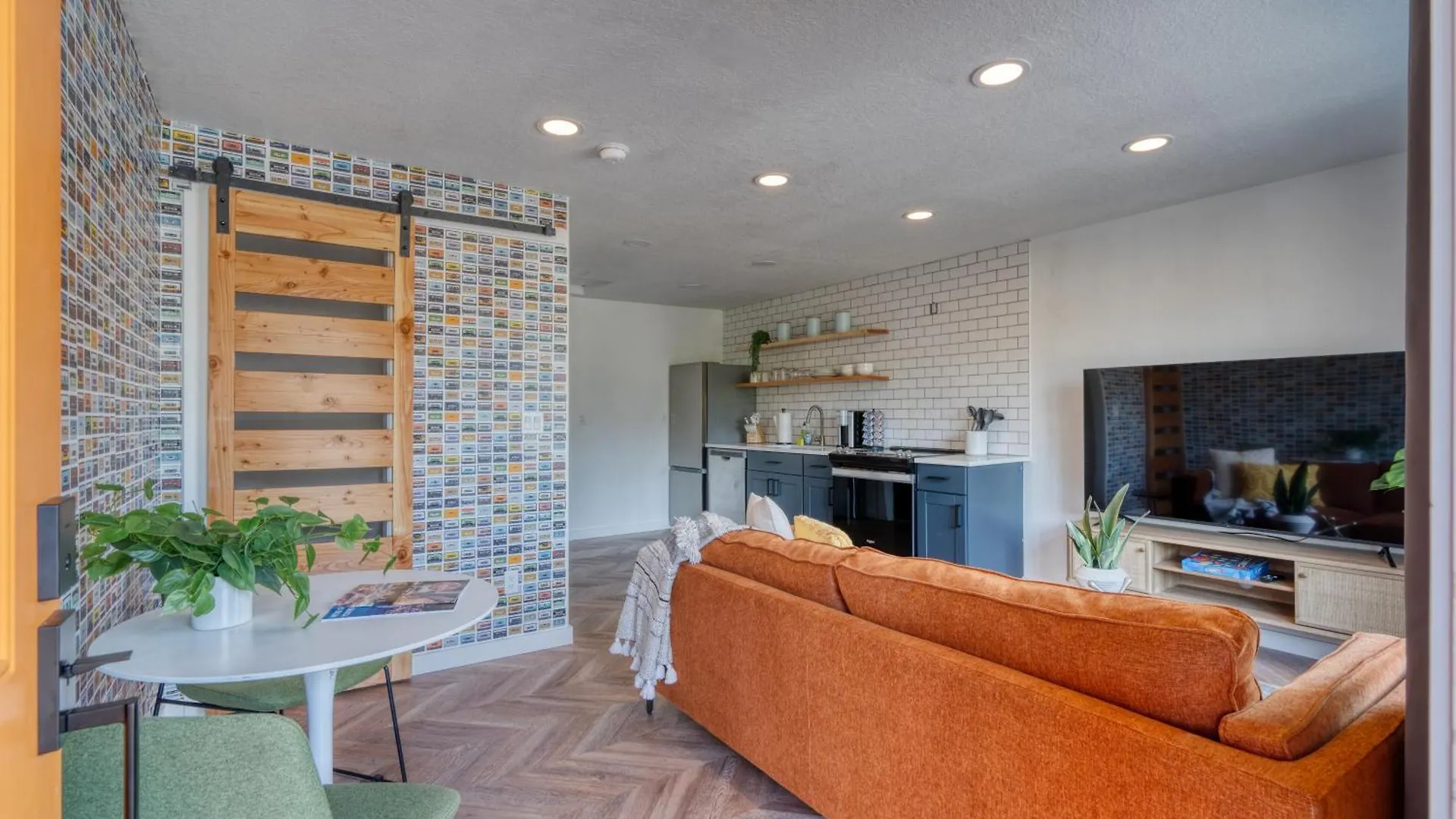Stay Portland Collection - The Perfect Retro Portland Retreat - Vintage Shops 0*,