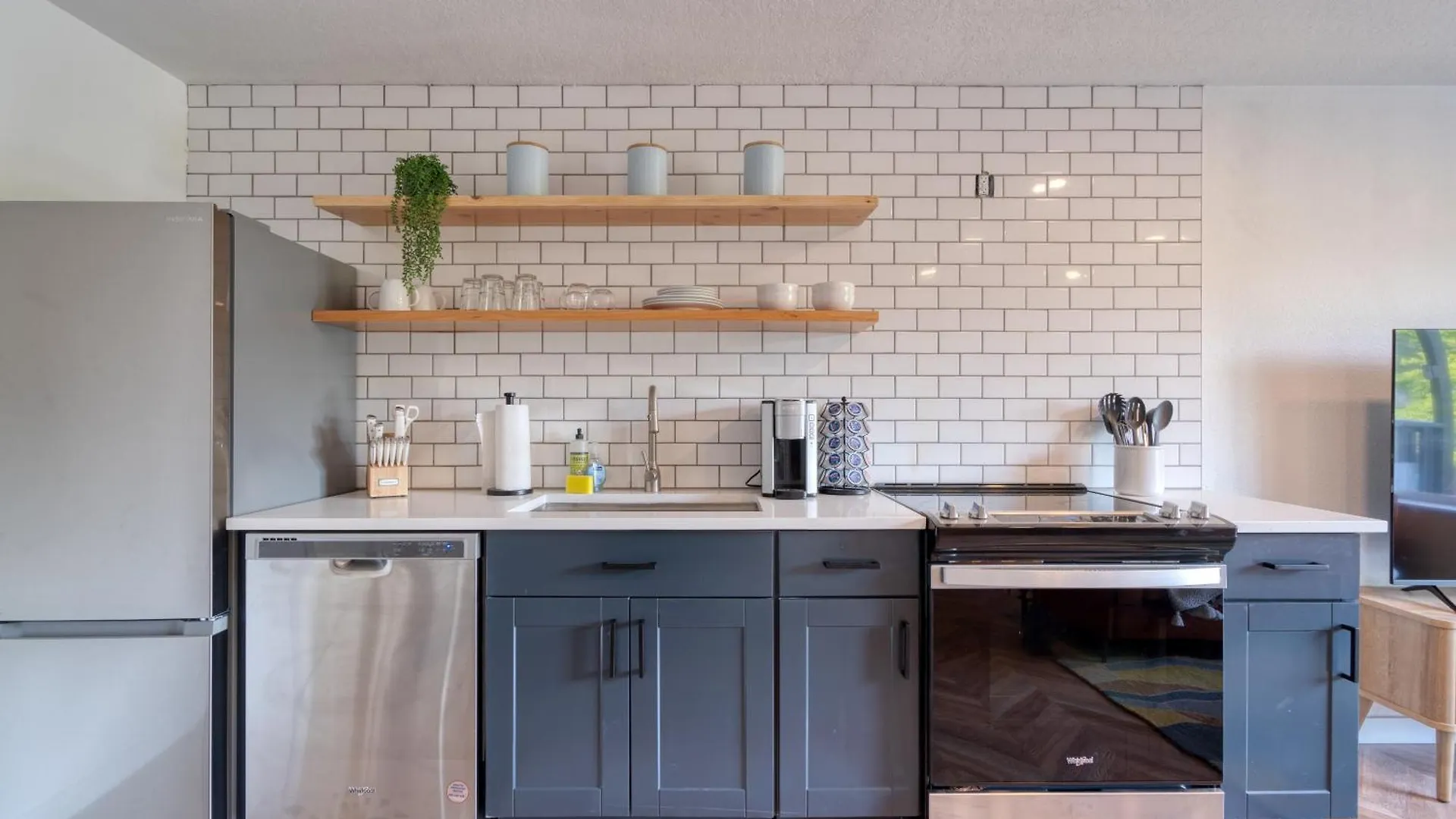 Apartment Stay Portland Collection - The Perfect Retro Portland Retreat - Vintage Shops